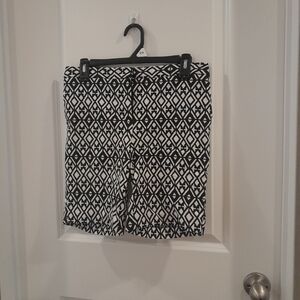 Mario Serrani Black and White Patterned Shorts Size 6